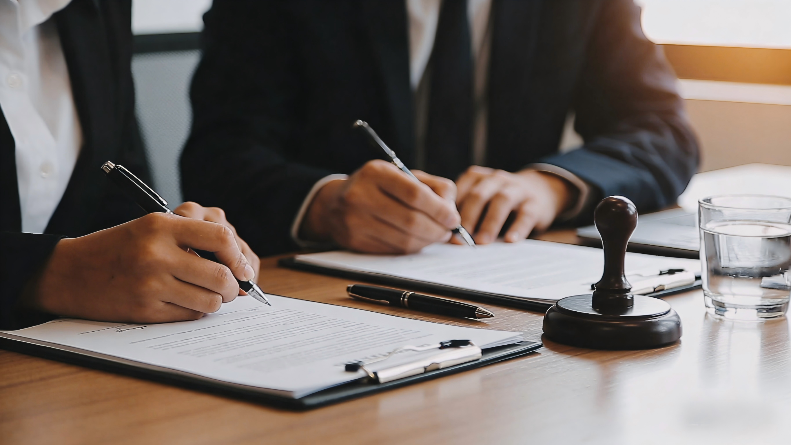 代理记账和自己雇会计哪个更省钱？